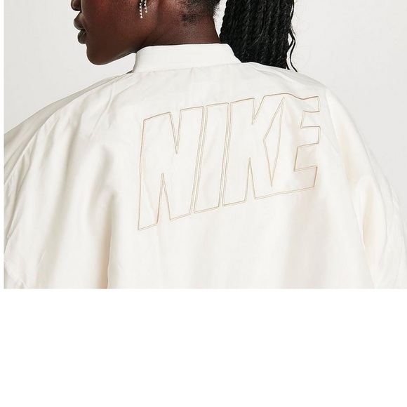 NWT Nike Oversized, 2-in-1 faux fur puffer with gloss finish on reverse side - Picture 12 of 16